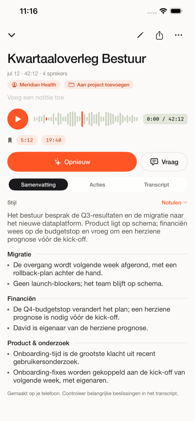 Een afgerond transcript in Fieldnoter met sprekerlabels en een samenvatting die op het toestel is gemaakt